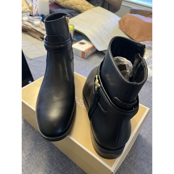 MICHAEL KORS “MINDY” FLAT LOGO BOOTIE BOMBE LEATHER BLACK SIZE 8.5 MSRP$398 - Picture 6 of 9